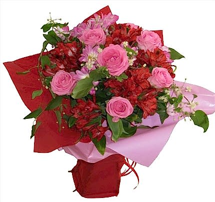 Pembe gül ve kırmızı mevsim çi